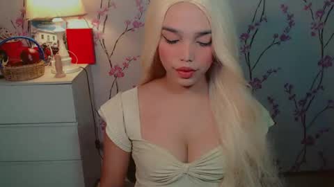 Snapshot of yourfavoratemaureen chatting on October 11, 2:44 am maureen love you online show from October 11, 2:44 am