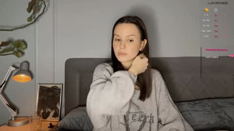 Snapshot of yourher0in chatting on December 5, 3:17 pm Aida online show from December 5, 3:17 pm