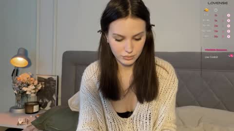 Snapshot of yourher0in chatting on December 11, 7:31 am Aida online show from December 11, 7:31 am