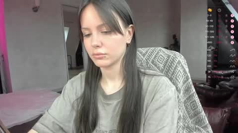 Snapshot of yourher0in chatting on October 2, 10:33 am Aida online show from October 2, 10:33 am