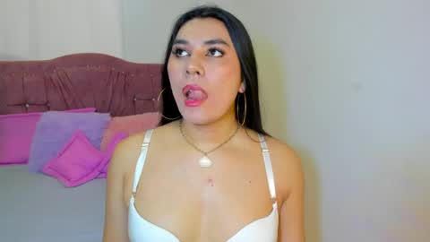 Snapshot of yourlatina_emely chatting on May 10, 8:03 pm EMELY online show from May 10, 8:03 pm