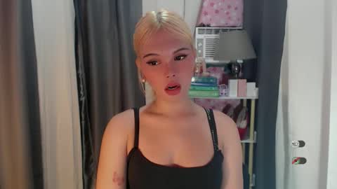 Snapshot of yourlovekylie chatting on May 22, 1:17 pm KYLIE MORE online show from May 22, 1:17 pm