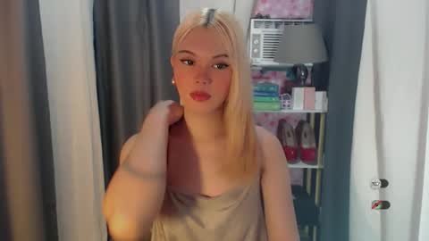 Snapshot of yourlovekylie chatting on June 3, 4:04 am KYLIE MORE online show from June 3, 4:04 am