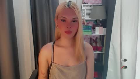 Snapshot of yourlovekylie chatting on June 11, 6:22 am KYLIE MORE online show from June 11, 6:22 am