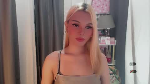 Snapshot of yourlovekylie chatting on June 16, 5:21 am KYLIE MORE online show from June 16, 5:21 am