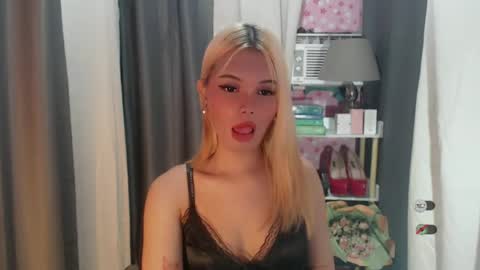 Snapshot of yourlovekylie chatting on June 23, 6:06 pm KYLIE MORE online show from June 23, 6:06 pm