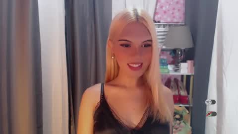 Snapshot of yourlovekylie chatting on July 9, 7:23 am KYLIE MORE online show from July 9, 7:23 am