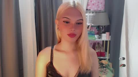 Snapshot of yourlovekylie chatting on July 11, 10:51 am KYLIE MORE online show from July 11, 10:51 am