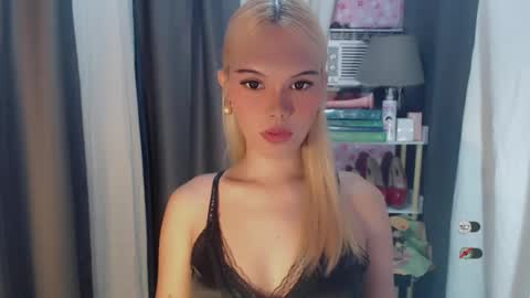 Snapshot of yourlovekylie chatting on July 19, 5:33 am KYLIE MORE online show from July 19, 5:33 am