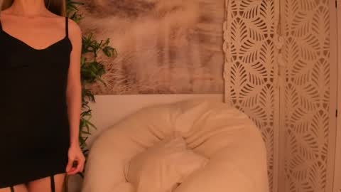 Snapshot of yourmidnightcoffee chatting on February 17, 10:58 pm Sarah online show from February 17, 10:58 pm