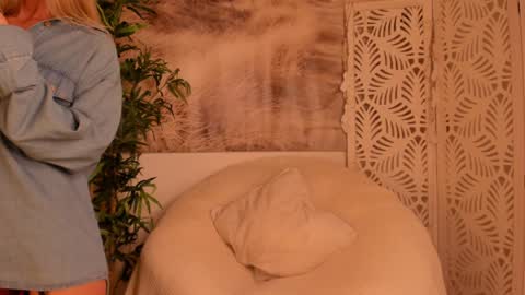 Snapshot of yourmidnightcoffee chatting on November 28, 8:00 pm Sarah online show from November 28, 8:00 pm