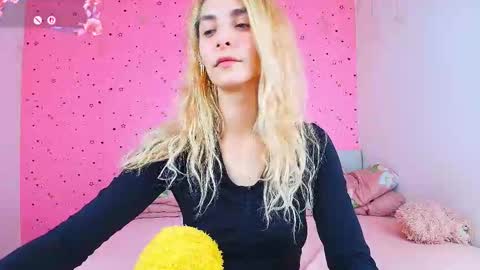 Snapshot of yours_lisa chatting on November 19, 11:43 am online show from November 19, 11:43 am