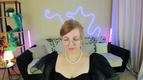 Snapshot of youruniverser chatting on November 9, 9:18 am Alice online show from November 9, 9:18 am