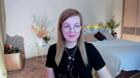 Snapshot of youruniverser chatting on November 15, 10:01 am Alice online show from November 15, 10:01 am