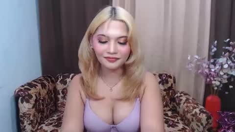 Snapshot of youungsextdeity chatting on May 16, 11:09 am cathy online show from May 16, 11:09 am