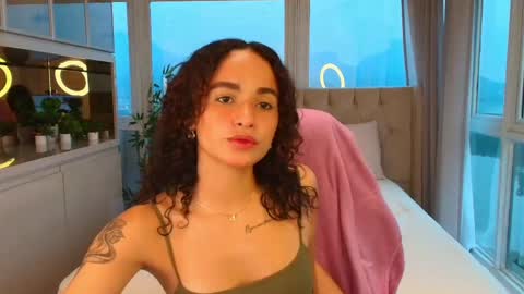 Snapshot of ysenne_josse chatting on May 26, 11:06 am Ysenne online show from May 26, 11:06 am
