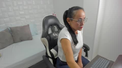 Snapshot of yulitza1025 chatting on November 24, 1:11 pm Y U L I T Z A online show from November 24, 1:11 pm