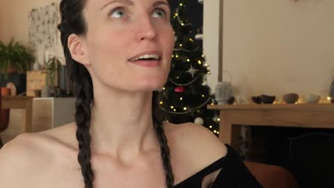 yulla dao online show from December 5, 2:00 pm