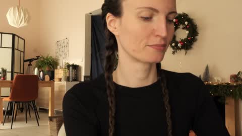 yulla dao online show from December 9, 10:11 am