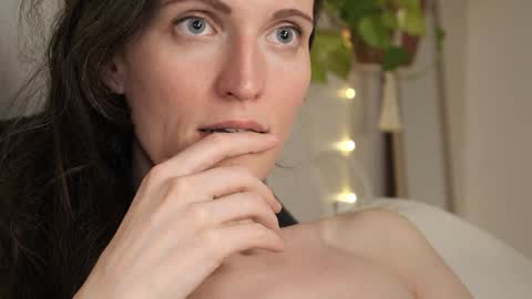 yulla dao online show from February 4, 6:06 pm