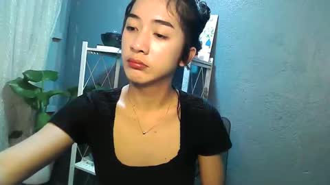 yumi_18 online show from November 27, 8:27 am