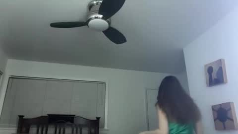 Snapshot of yumiandwolf chatting on February 11, 12:37 am yumiandwolf online show from February 11, 12:37 am