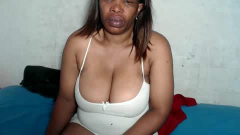 Snapshot of yummytittsxx chatting on December 3, 3:41 am yummytittsxx online show from December 3, 3:41 am