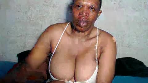 Snapshot of yummytittsxx chatting on December 5, 3:04 am yummytittsxx online show from December 5, 3:04 am
