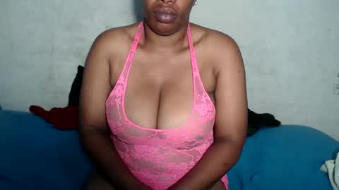 Snapshot of yummytittsxx chatting on December 6, 2:35 am yummytittsxx online show from December 6, 2:35 am