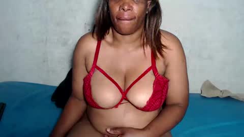 Snapshot of yummytittsxx chatting on December 13, 3:05 am yummytittsxx online show from December 13, 3:05 am