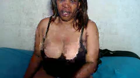 Snapshot of yummytittsxx chatting on December 17, 5:07 am yummytittsxx online show from December 17, 5:07 am