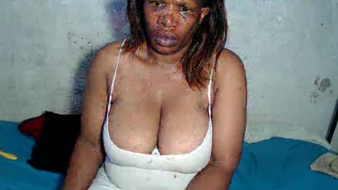 Snapshot of yummytittsxx chatting on January 3, 5:50 am yummytittsxx online show from January 3, 5:50 am