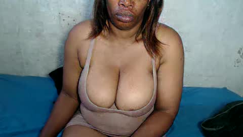 Snapshot of yummytittsxx chatting on January 4, 4:55 am yummytittsxx online show from January 4, 4:55 am