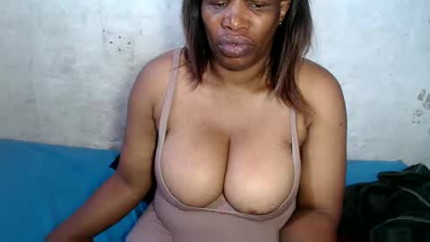 Snapshot of yummytittsxx chatting on January 4, 7:55 am yummytittsxx online show from January 4, 7:55 am