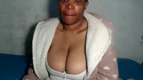 Snapshot of yummytittsxx chatting on January 14, 4:15 am yummytittsxx online show from January 14, 4:15 am