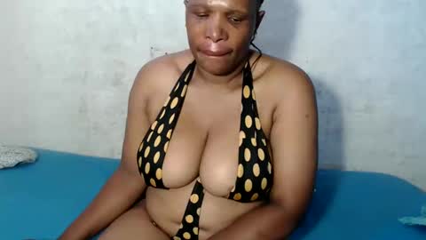 Snapshot of yummytittsxx chatting on January 28, 4:29 am yummytittsxx online show from January 28, 4:29 am