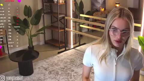 Snapshot of yungtessa chatting on June 29, 6:19 pm Tessa online show from June 29, 6:19 pm