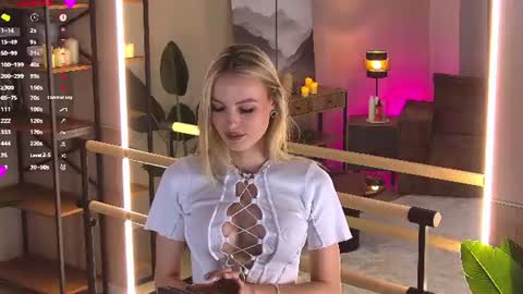 Snapshot of yungtessa chatting on July 2, 6:25 pm Tessa online show from July 2, 6:25 pm