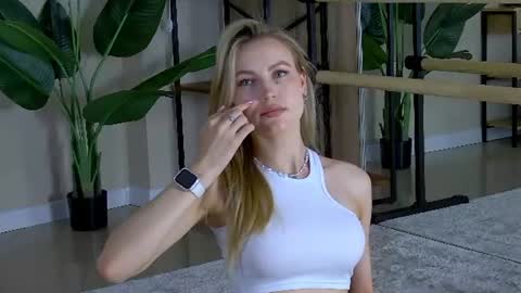 Snapshot of yungtessa chatting on August 2, 5:33 pm Tessa online show from August 2, 5:33 pm