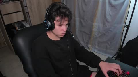 yurii_moody online show from December 3, 2:25 am