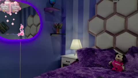 Snapshot of yvi_taylor chatting on May 19, 12:44 pm yvi online show from May 19, 12:44 pm