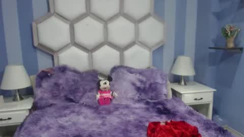 Snapshot of yvi_taylor chatting on June 5, 12:22 pm yvi online show from June 5, 12:22 pm