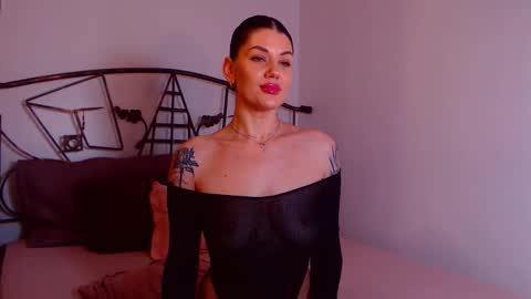 Snapshot of yvonneeverlee chatting on January 8, 9:50 pm I V Y online show from January 8, 9:50 pm