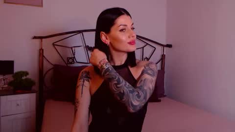 Snapshot of yvonneeverlee chatting on January 9, 8:54 pm I V Y online show from January 9, 8:54 pm