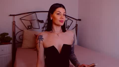 Snapshot of yvonneeverlee chatting on January 17, 10:24 pm I V Y online show from January 17, 10:24 pm