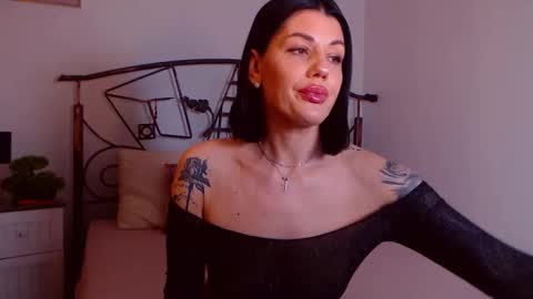 Snapshot of yvonneeverlee chatting on February 2, 9:02 pm I V Y online show from February 2, 9:02 pm