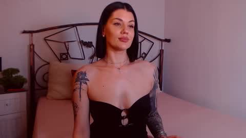 Snapshot of yvonneeverlee chatting on February 5, 9:41 pm I V Y online show from February 5, 9:41 pm