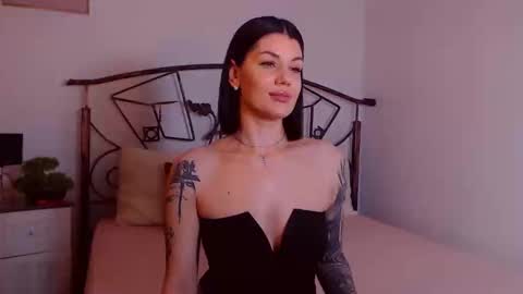 Snapshot of yvonneeverlee chatting on February 6, 9:40 pm I V Y online show from February 6, 9:40 pm