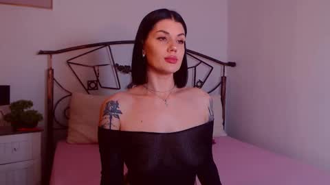 Snapshot of yvonneeverlee chatting on February 9, 8:35 pm I V Y online show from February 9, 8:35 pm