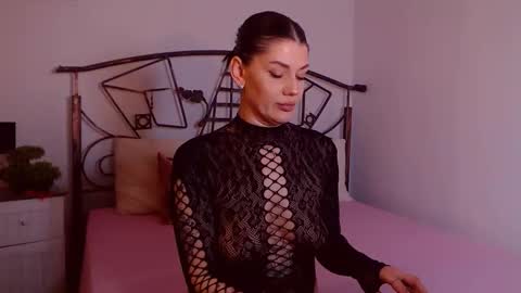 Snapshot of yvonneeverlee chatting on February 17, 8:48 pm I V Y online show from February 17, 8:48 pm